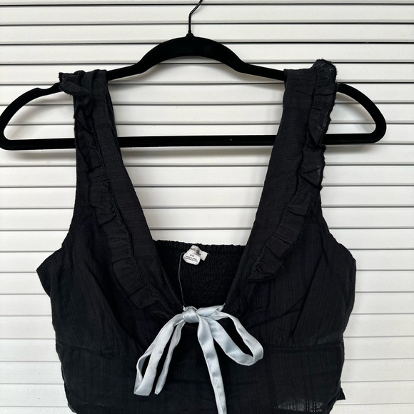 UO BLACK PLUNGE CROP TOP - Picture 2 of 6